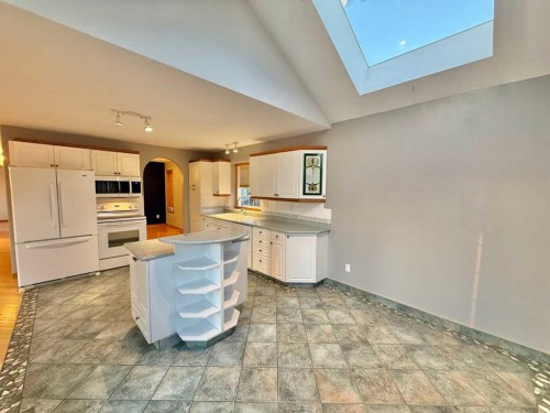 131 Tocher Avenue, Hinton, AB - Indoor Photo Showing Kitchen
