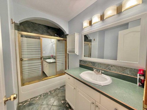 131 Tocher Avenue, Hinton, AB - Indoor Photo Showing Bathroom