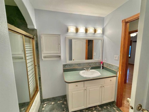 131 Tocher Avenue, Hinton, AB - Indoor Photo Showing Bathroom