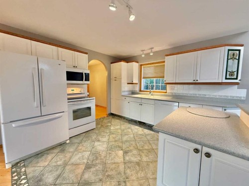 131 Tocher Avenue, Hinton, AB - Indoor Photo Showing Kitchen