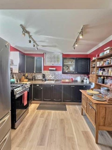 800 Connaught Drive, Jasper, AB - Indoor Photo Showing Kitchen