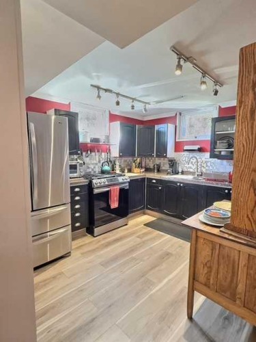 800 Connaught Drive, Jasper, AB - Indoor Photo Showing Kitchen