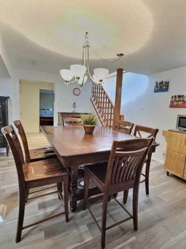 800 Connaught Drive, Jasper, AB - Indoor Photo Showing Dining Room