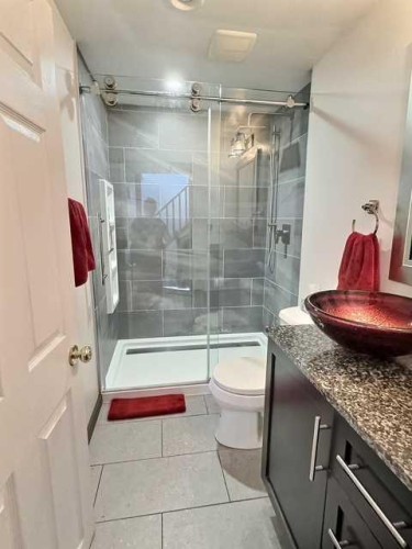 800 Connaught Drive, Jasper, AB - Indoor Photo Showing Bathroom