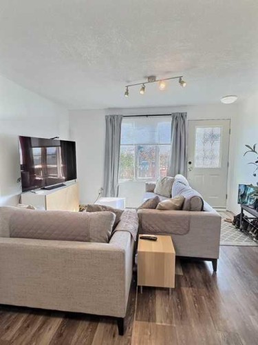 800 Connaught Drive, Jasper, AB - Indoor Photo Showing Living Room