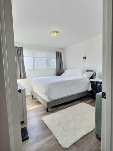 800 Connaught Drive, Jasper, AB - Indoor Photo Showing Bedroom