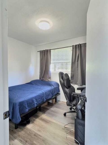 800 Connaught Drive, Jasper, AB - Indoor Photo Showing Bedroom