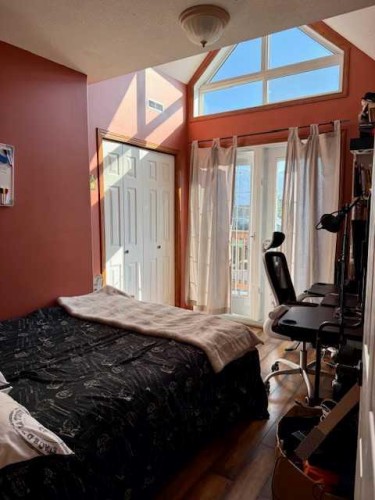 800 Connaught Drive, Jasper, AB - Indoor Photo Showing Bedroom