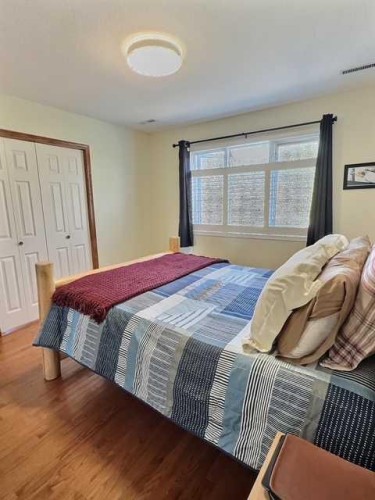 800 Connaught Drive, Jasper, AB - Indoor Photo Showing Bedroom