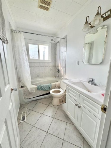 27 Centenial Crescent, Swan Hills, AB - Indoor Photo Showing Bathroom