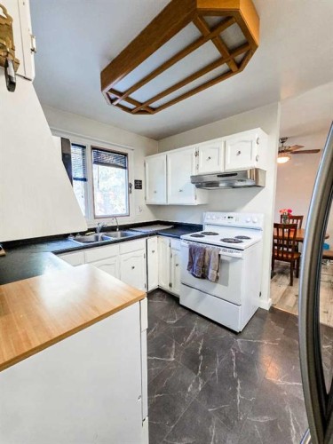 4006 4 Avenue, Edson, AB - Indoor Photo Showing Kitchen With Double Sink