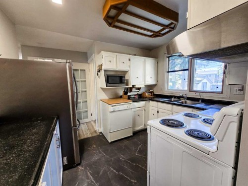 4006 4 Avenue, Edson, AB - Indoor Photo Showing Kitchen With Double Sink