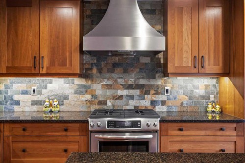 7 Creekside Mews, Canmore, AB - Indoor Photo Showing Kitchen