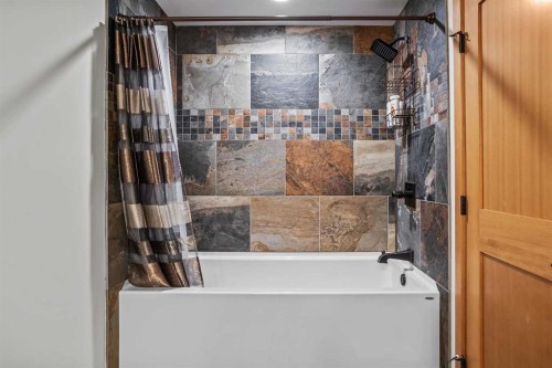 7 Creekside Mews, Canmore, AB - Indoor Photo Showing Bathroom