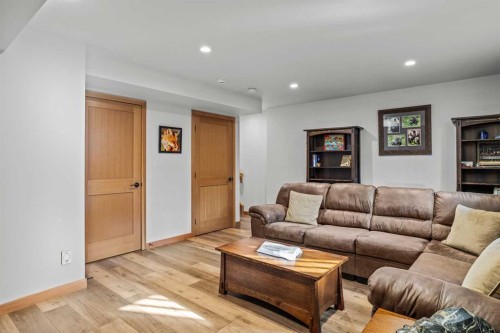 7 Creekside Mews, Canmore, AB - Indoor Photo Showing Living Room