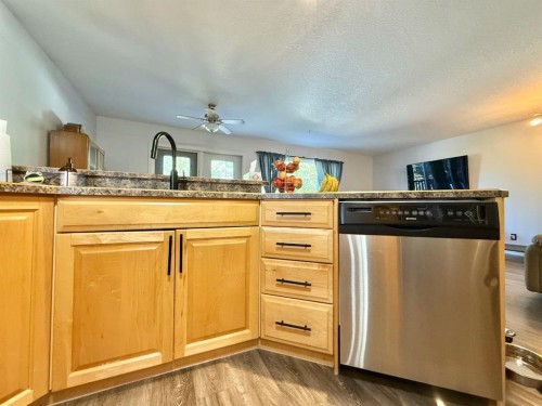 114 Poplar Drive, Whitecourt, AB - Indoor Photo Showing Kitchen