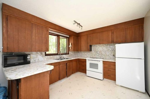 640052 Range Road 233, Rural Athabasca County, AB - Indoor Photo Showing Kitchen With Double Sink