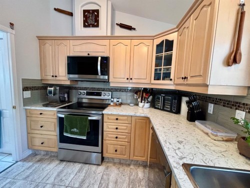 106 Borys Place, Hinton, AB - Indoor Photo Showing Kitchen