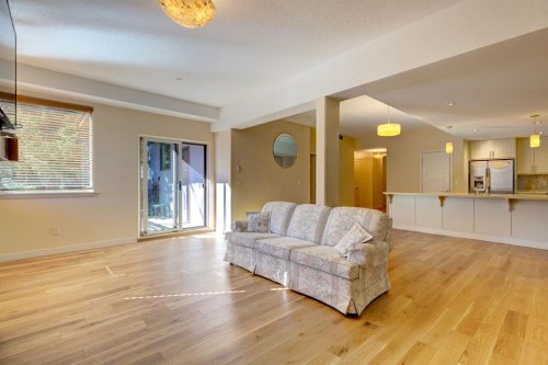 203-901 8Th Avenue, Canmore, AB - Indoor Photo Showing Living Room