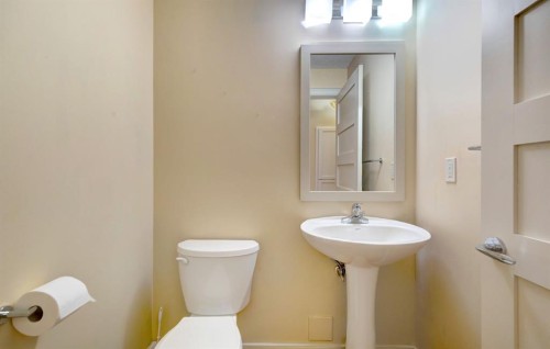 203-901 8Th Avenue, Canmore, AB - Indoor Photo Showing Bathroom