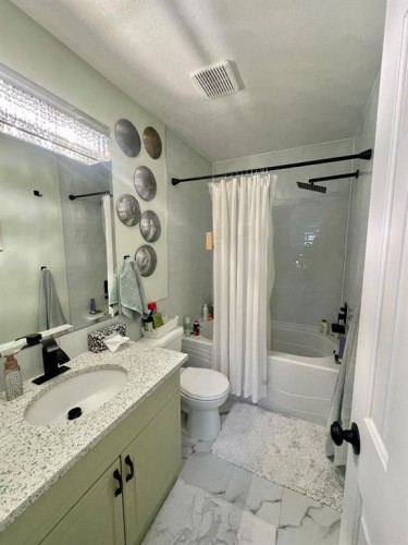 5108 18 Avenue, Edson, AB - Indoor Photo Showing Bathroom