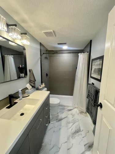 5108 18 Avenue, Edson, AB - Indoor Photo Showing Bathroom