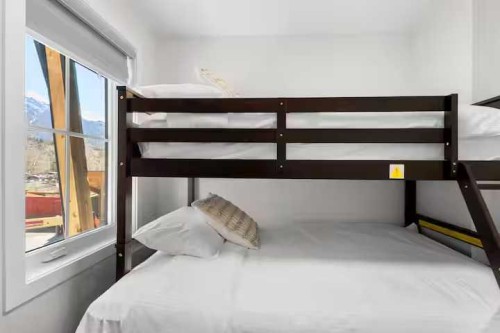 3-1717B Mountain Avenue, Canmore, AB - Indoor Photo Showing Bedroom