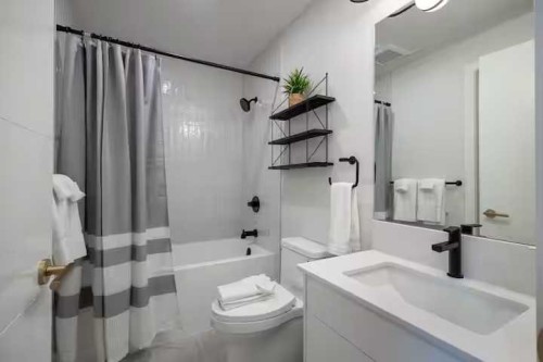 3-1717B Mountain Avenue, Canmore, AB - Indoor Photo Showing Bathroom