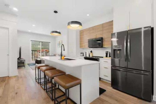 3-1717B Mountain Avenue, Canmore, AB - Indoor Photo Showing Kitchen With Upgraded Kitchen