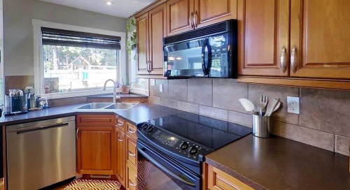 6138 11 Avenue, Edson, AB - Indoor Photo Showing Kitchen With Double Sink