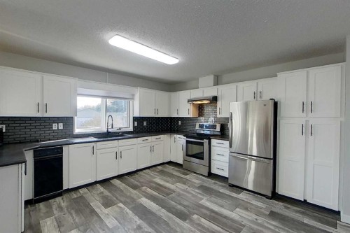 309 4 Street Ne, Slave Lake, AB - Indoor Photo Showing Kitchen