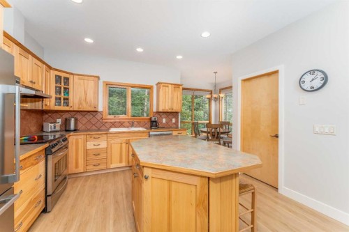 2-300 Eagle Terrace Road, Canmore, AB - Indoor Photo Showing Kitchen