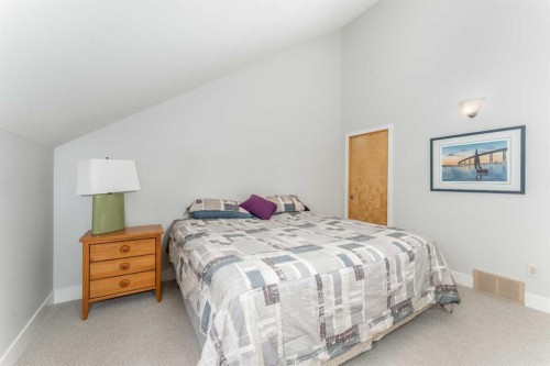 2-300 Eagle Terrace Road, Canmore, AB - Indoor Photo Showing Bedroom
