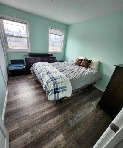300 Hammond Drive, Fox Creek, AB - Indoor Photo Showing Bedroom