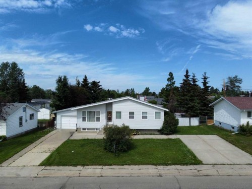 300 Hammond Drive, Fox Creek, AB - Outdoor