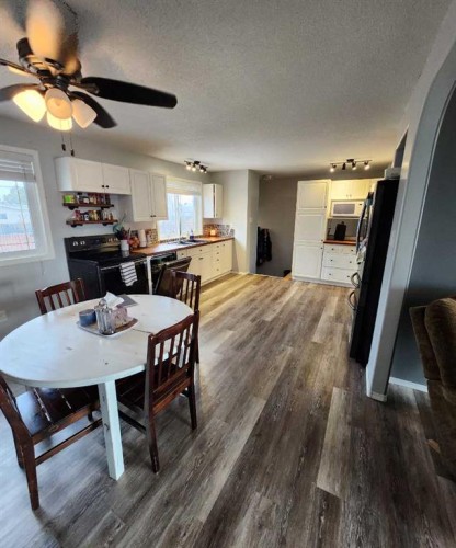 300 Hammond Drive, Fox Creek, AB - Indoor Photo Showing Dining Room