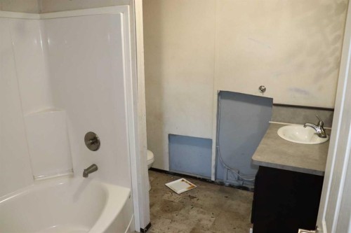 810 52 Street, Edson, AB - Indoor Photo Showing Bathroom