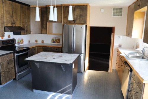 5505 13 Avenue, Edson, AB - Indoor Photo Showing Kitchen With Double Sink