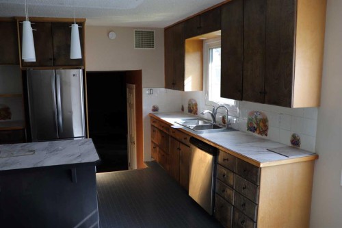 5505 13 Avenue, Edson, AB - Indoor Photo Showing Kitchen With Double Sink