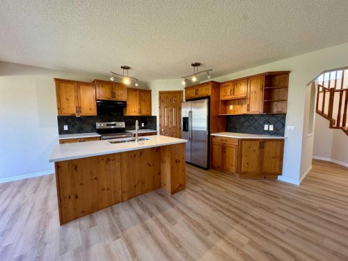 70 Glensummit Close, Cochrane, AB - Indoor Photo Showing Kitchen