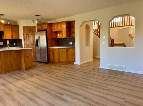 70 Glensummit Close, Cochrane, AB - Indoor Photo Showing Kitchen