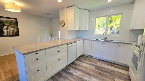 600 Hammond Drive, Fox Creek, AB - Indoor Photo Showing Kitchen With Double Sink