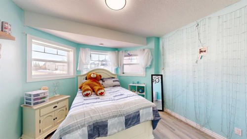 39 Cedar Heights, Whitecourt, AB - Indoor Photo Showing Bedroom