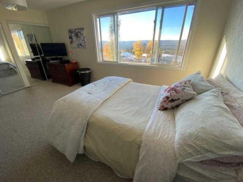 338-457 Collinge Road, Hinton, AB - Indoor Photo Showing Bedroom