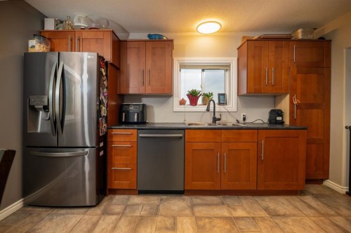 5204 51 Avenue, Colinton, AB - Indoor Photo Showing Kitchen With Double Sink