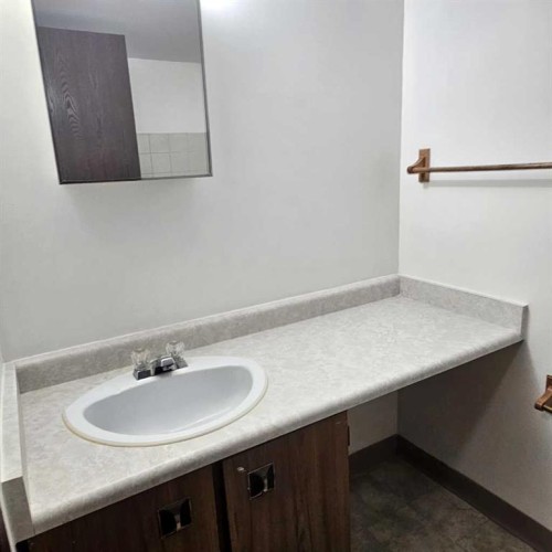 102-1221B Westhaven Drive, Edson, AB - Indoor Photo Showing Bathroom