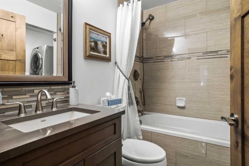 3-810 4Th Street Nw, Canmore, AB - Indoor Photo Showing Bathroom