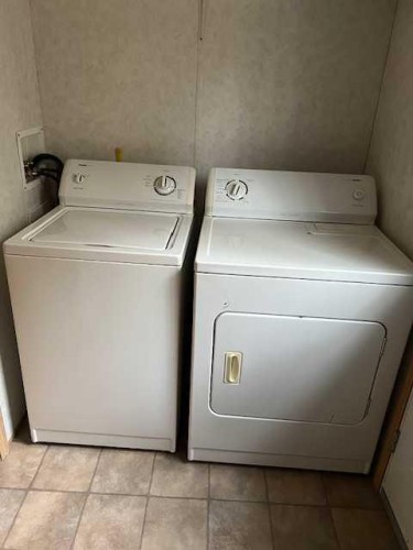 40 Railway Avenue, Blue Ridge, AB - Indoor Photo Showing Laundry Room