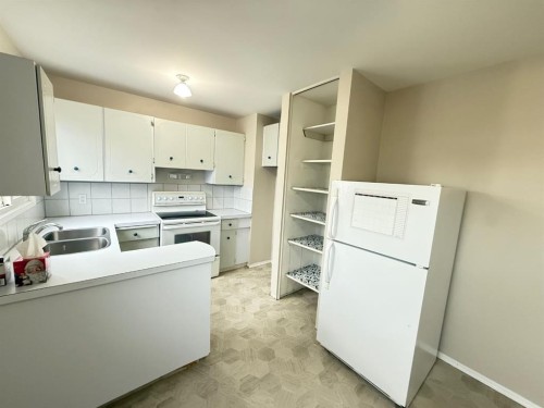 27-441 Switzer Drive, Hinton, AB - Indoor Photo Showing Kitchen With Double Sink