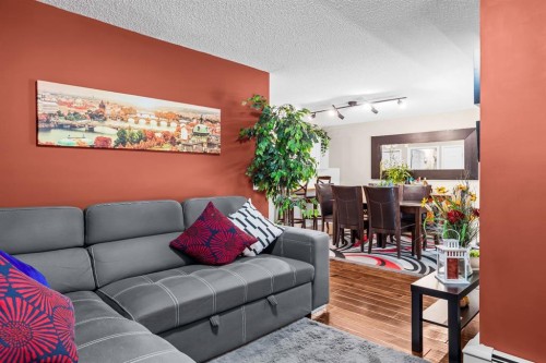 9-504 Banff Avenue West, Banff, AB - Indoor Photo Showing Living Room